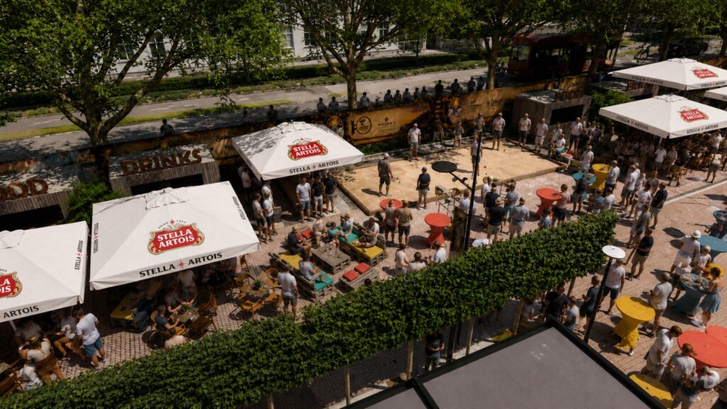 Bezoekers op het terras tijdens een zomers buitenevenement